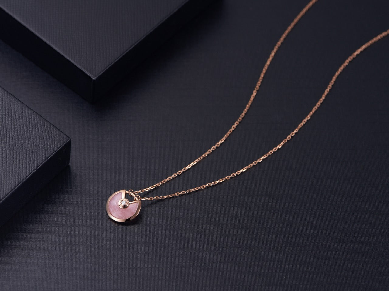 [vivabelle]AMULETTE ROSE GOLD PINK MOP NECKLACE
