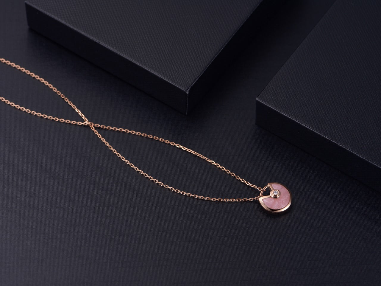 [vivabelle]AMULETTE ROSE GOLD PINK MOP NECKLACE
