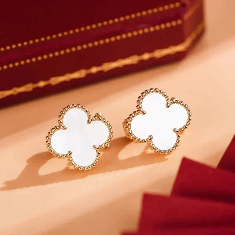 [vivabelle]CLOVER MEDIUM 1 MOTIFS  WHITE MOP STUD EARRINGS