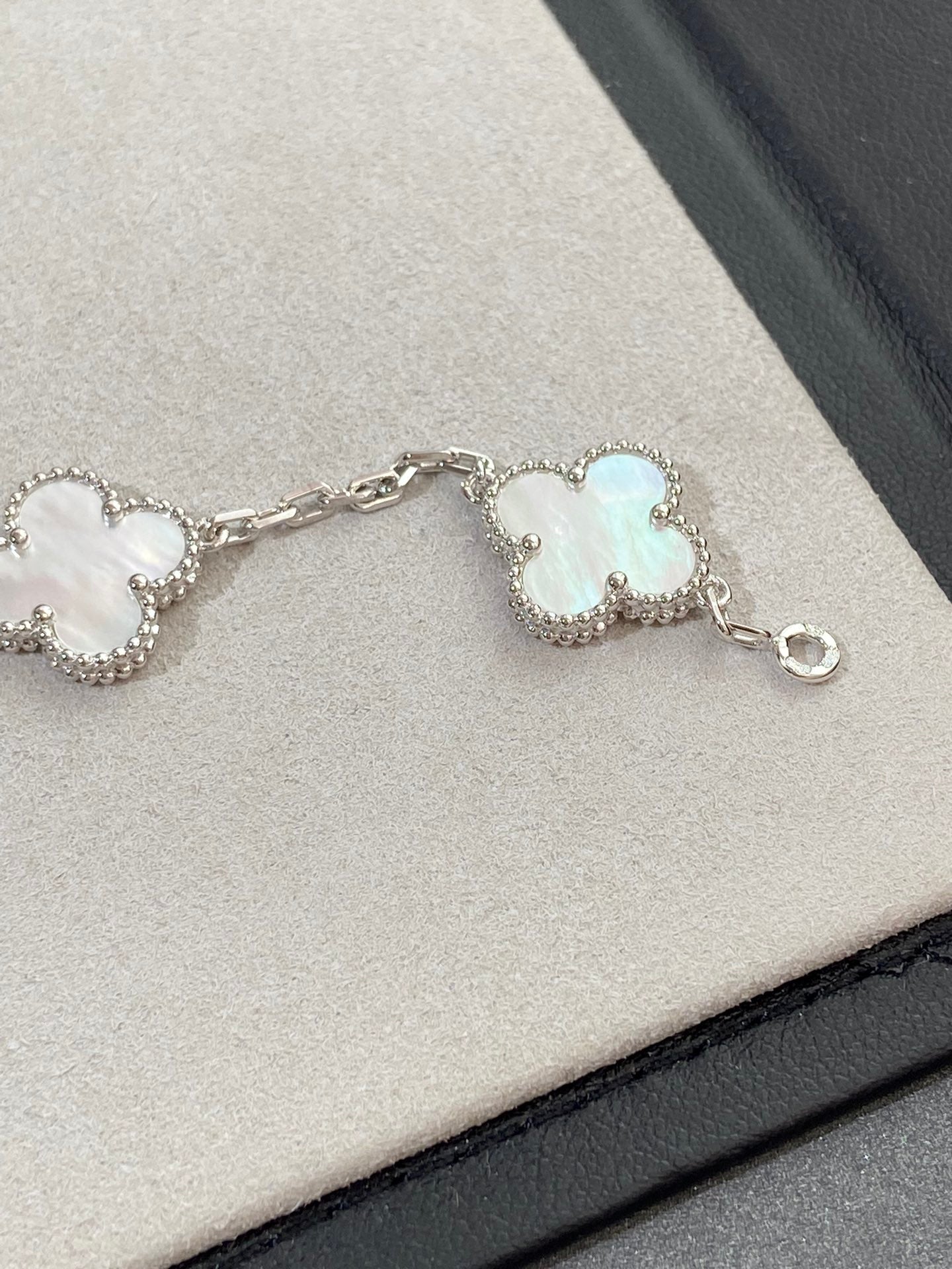 [vivabelle]CLOVER SILVER MOP 5 MOTIF BRACELET