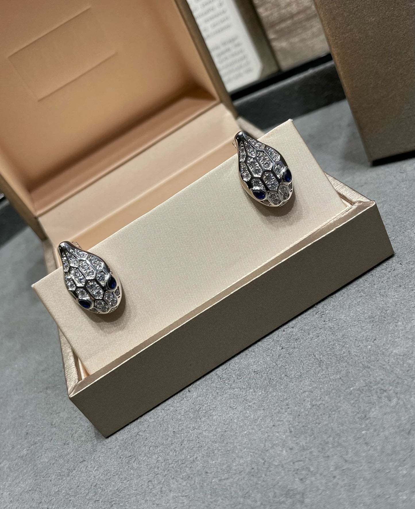 [vivabelle]SERPENT DIAMOND STUD EARRINGS