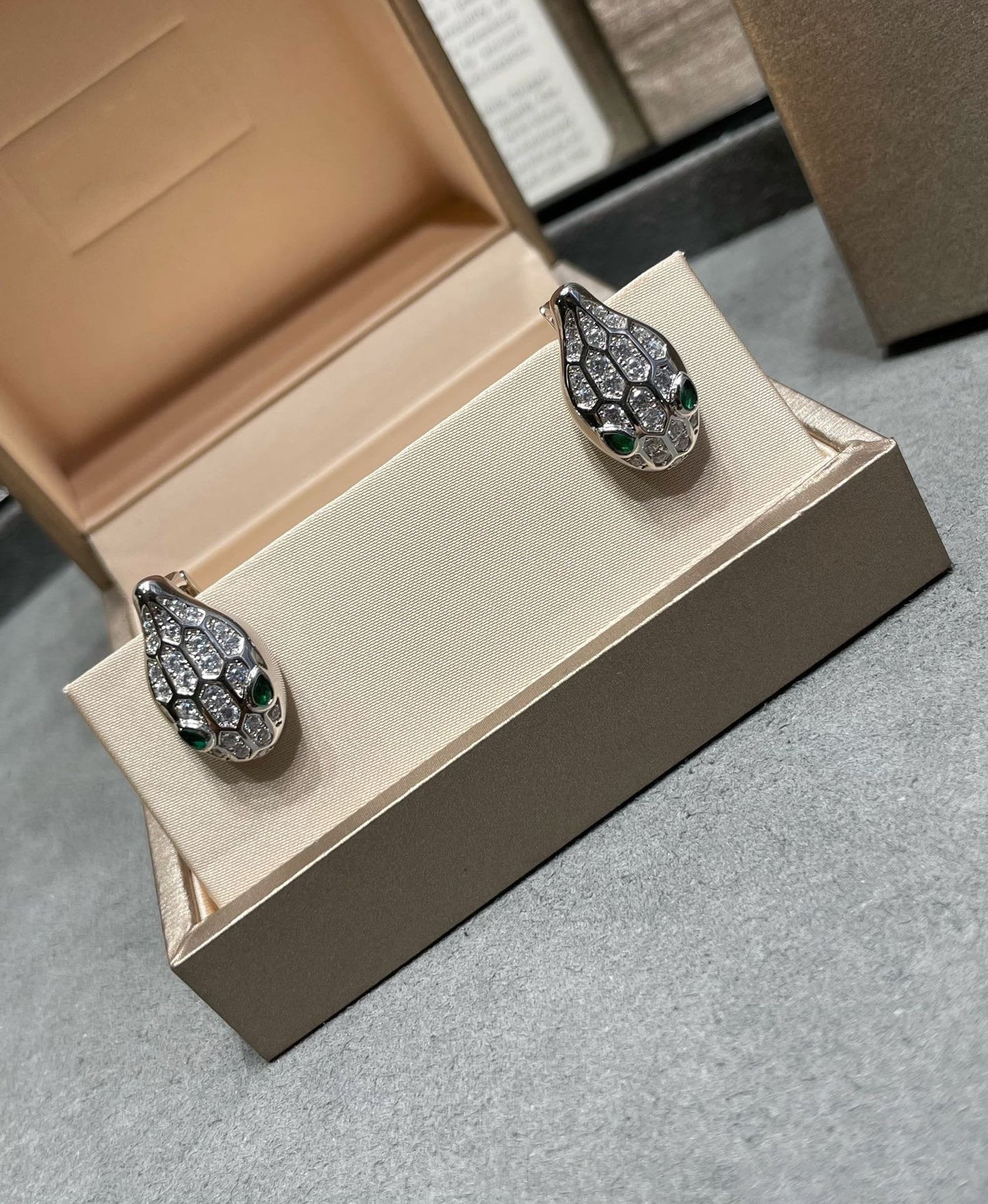 [vivabelle]SERPENT DIAMOND STUD EARRINGS