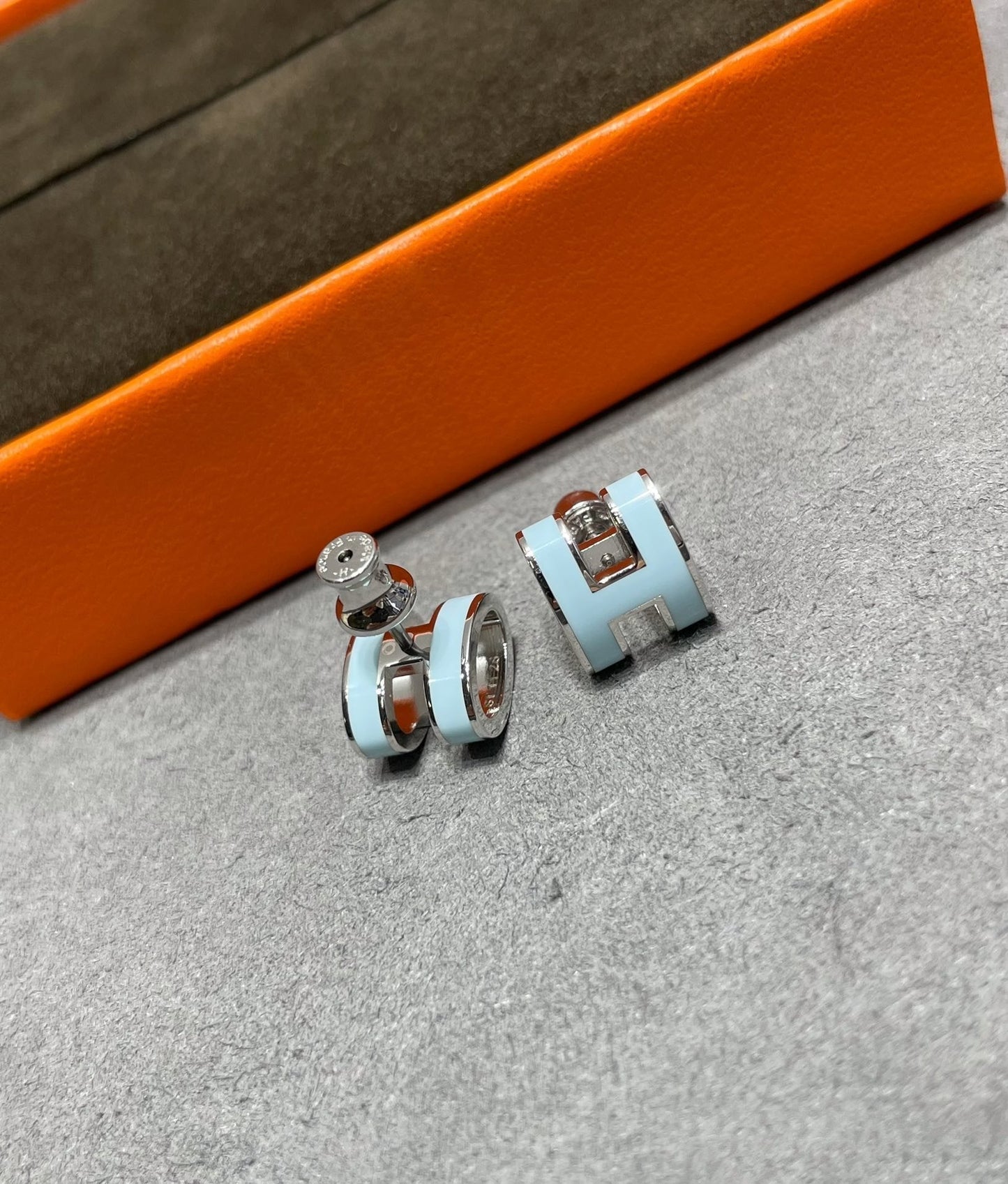 [vivabelle]POP H SKY BLUE STUD EARRINGS