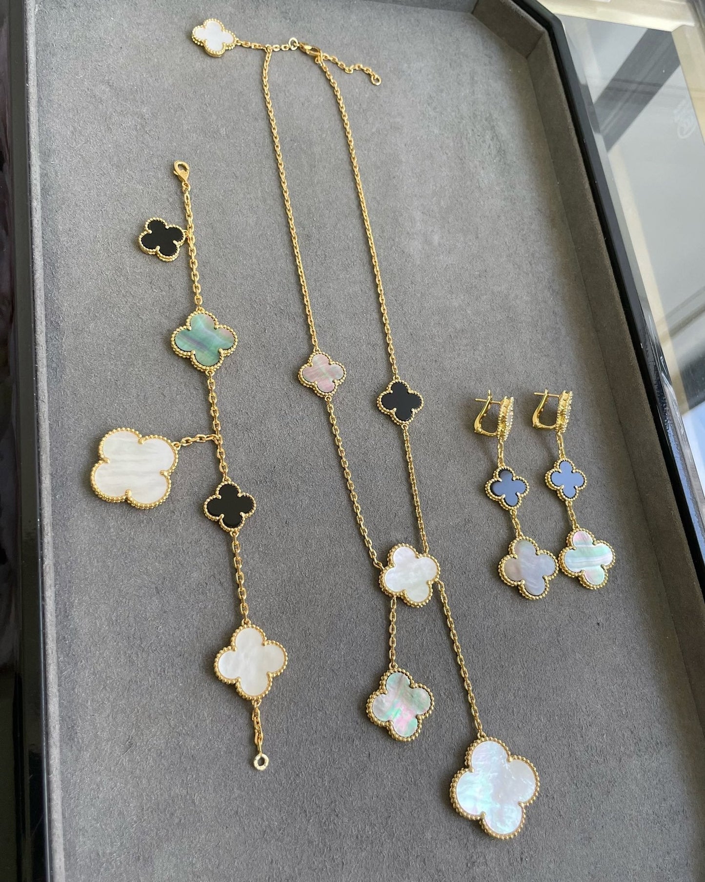 [vivabelle]CLOVER 3 MOTIF MOP ONYX DARK MOP PINK GOLD EARRINGS