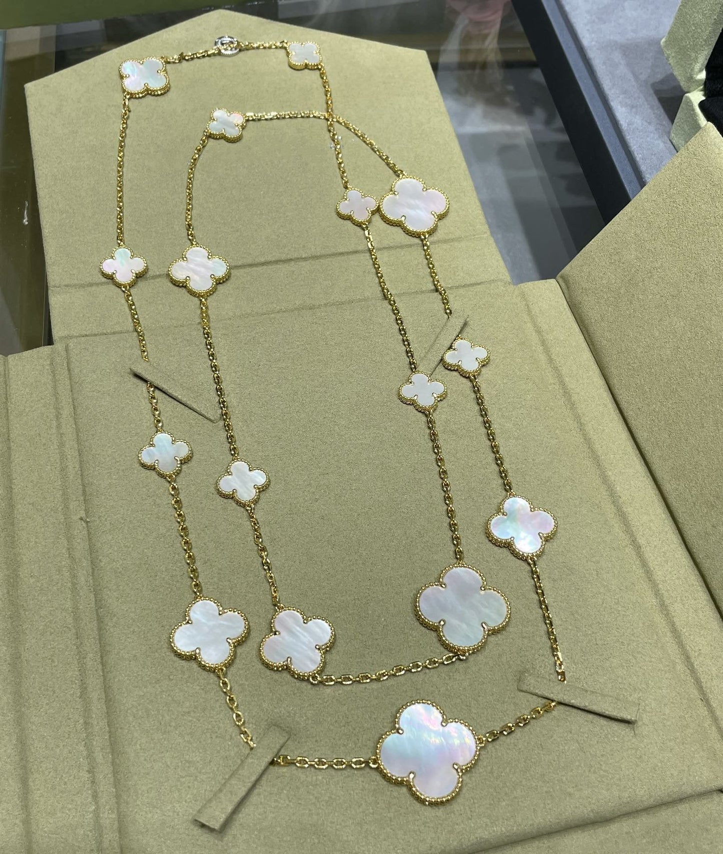 [vivabelle]CLOVER 16 MOTIF WHITE MOP GOLD NECKLACE