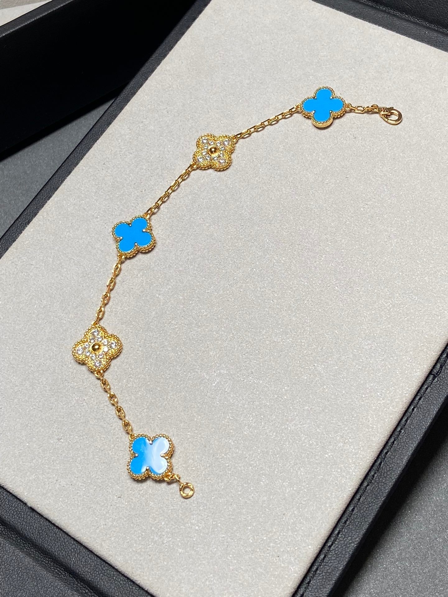 [vivabelle]CLOVER 5 MOTIF BLUE CHALCEDONY DIAMOND GOLD BRACELET