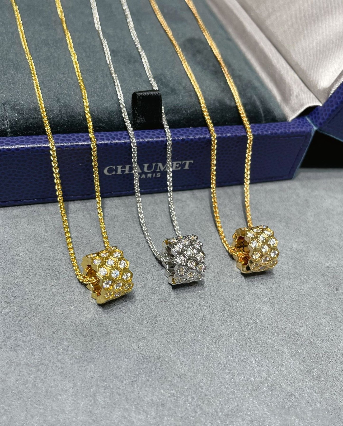 [vivabelle]BEE LOVE DIAMOND PAVED 3 ROW NECKLACE
