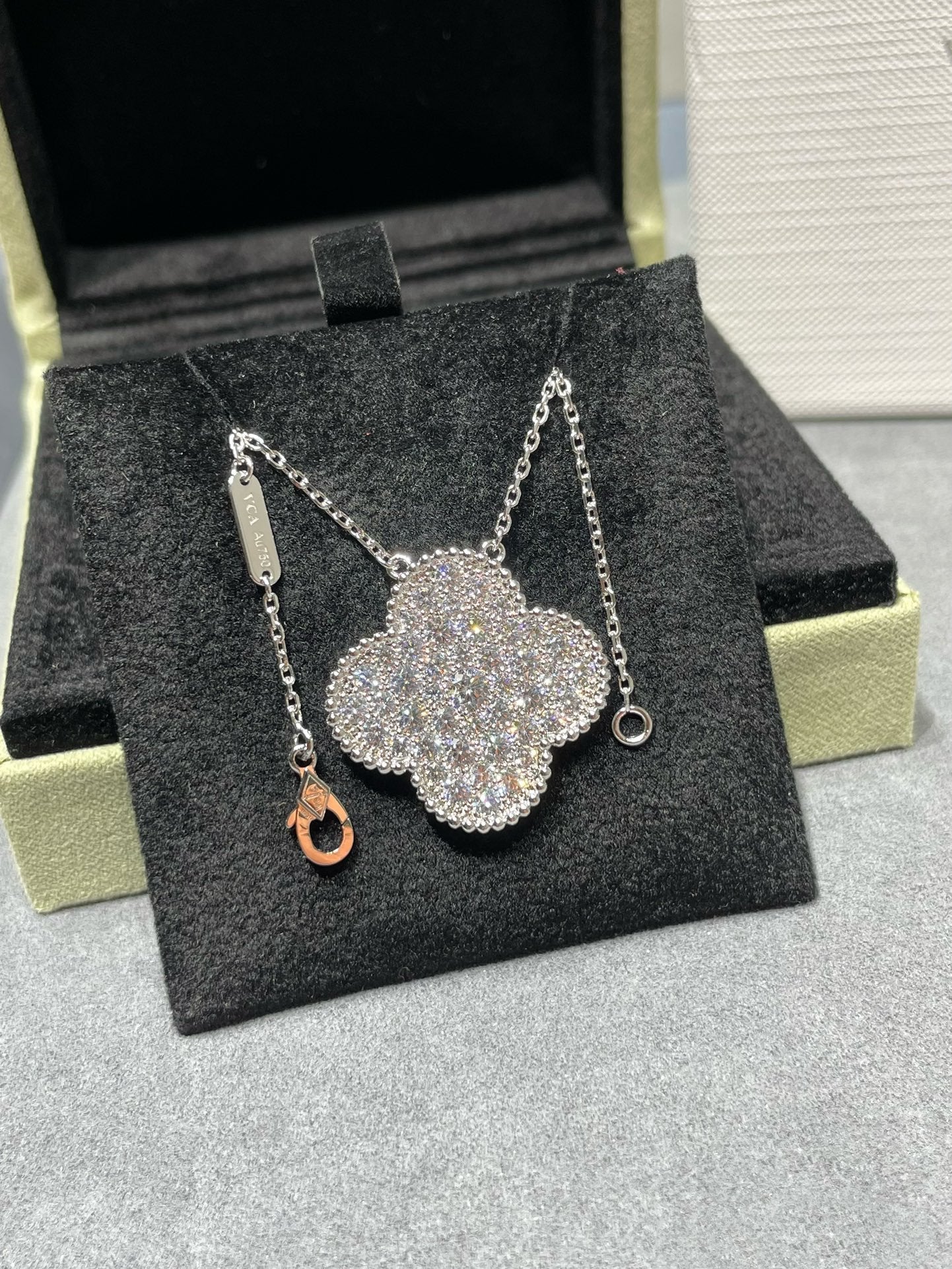 [vivabelle]CLOVER 25MM LARGE PENDANT DIAMOND PAVED SILVER NECKLACE