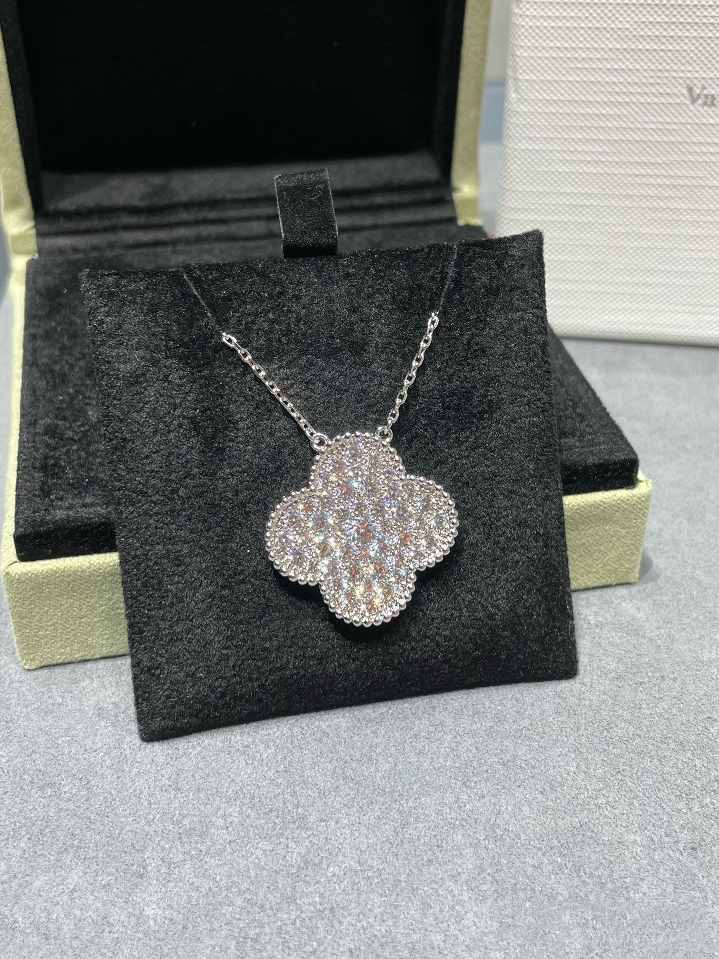 [vivabelle]CLOVER 25MM LARGE PENDANT DIAMOND PAVED SILVER NECKLACE
