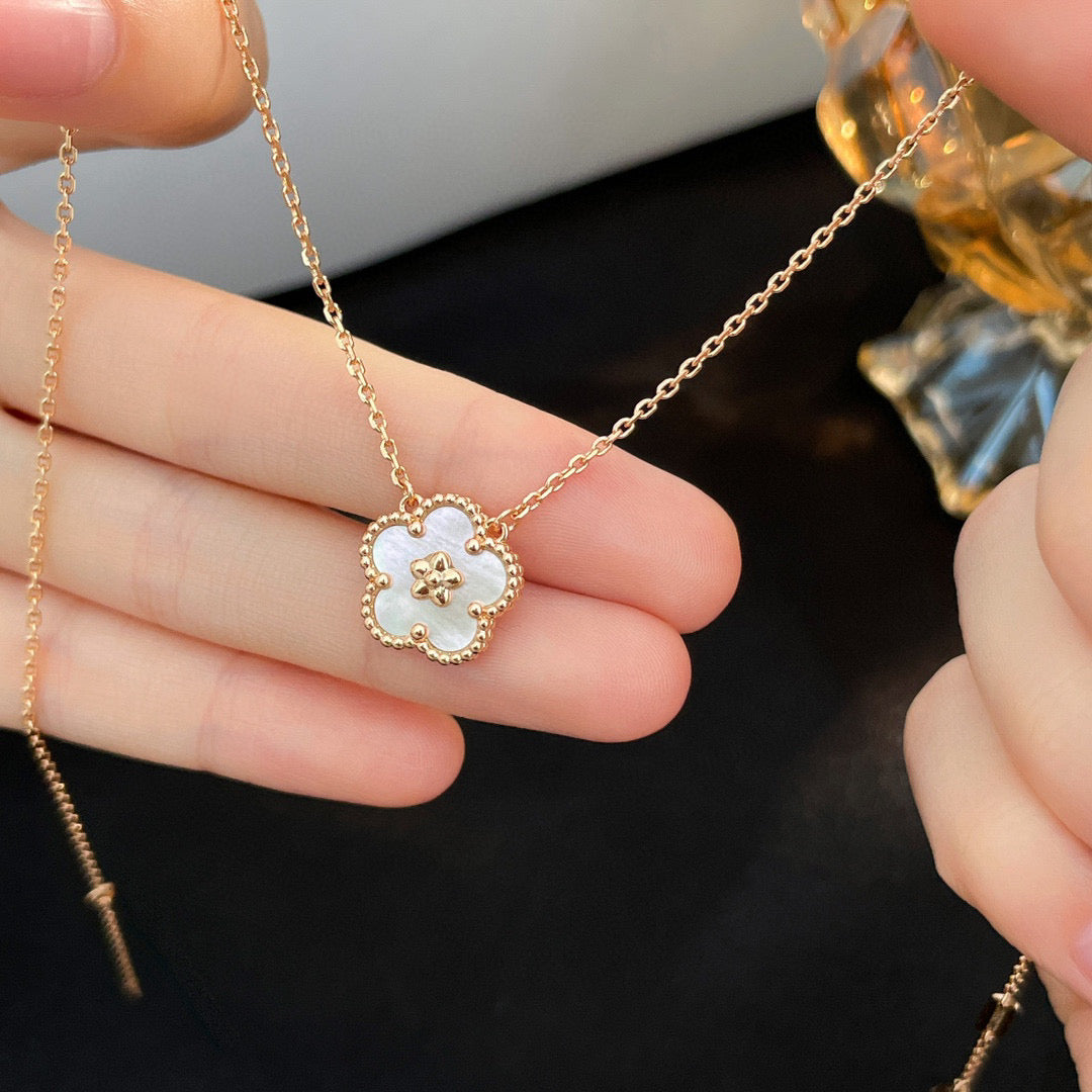 [vivabelle]LUCKY  WHITE MOP  PLUM BLOSSOM NECKLACE