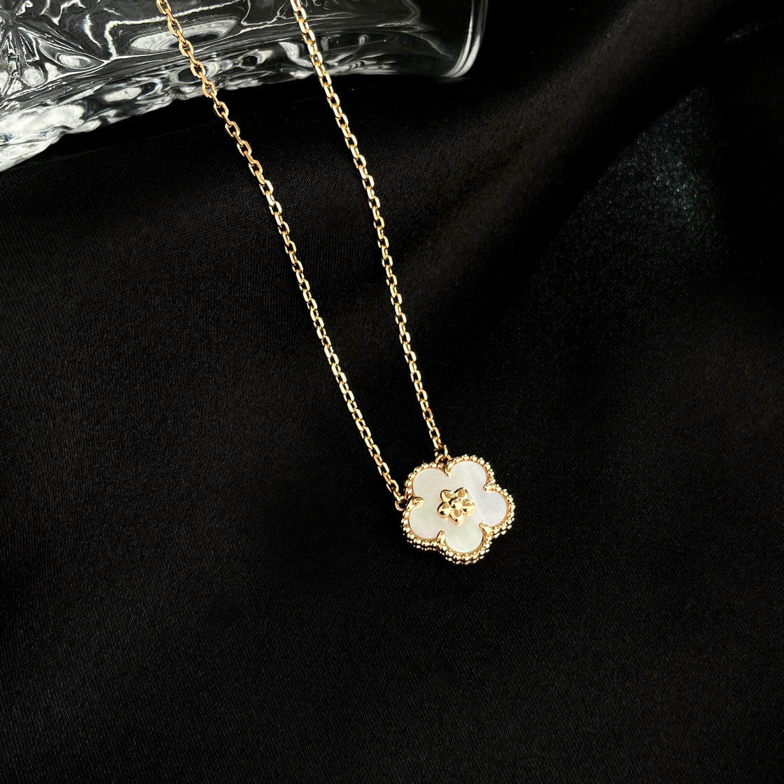 [vivabelle]LUCKY  WHITE MOP  PLUM BLOSSOM NECKLACE