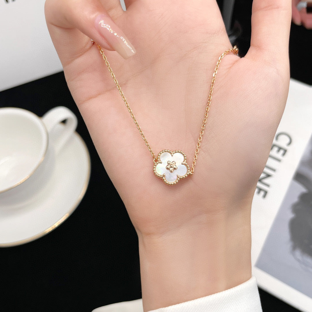 [vivabelle]LUCKY WHITE MOP PLUM BLOSSOM  BRACELET