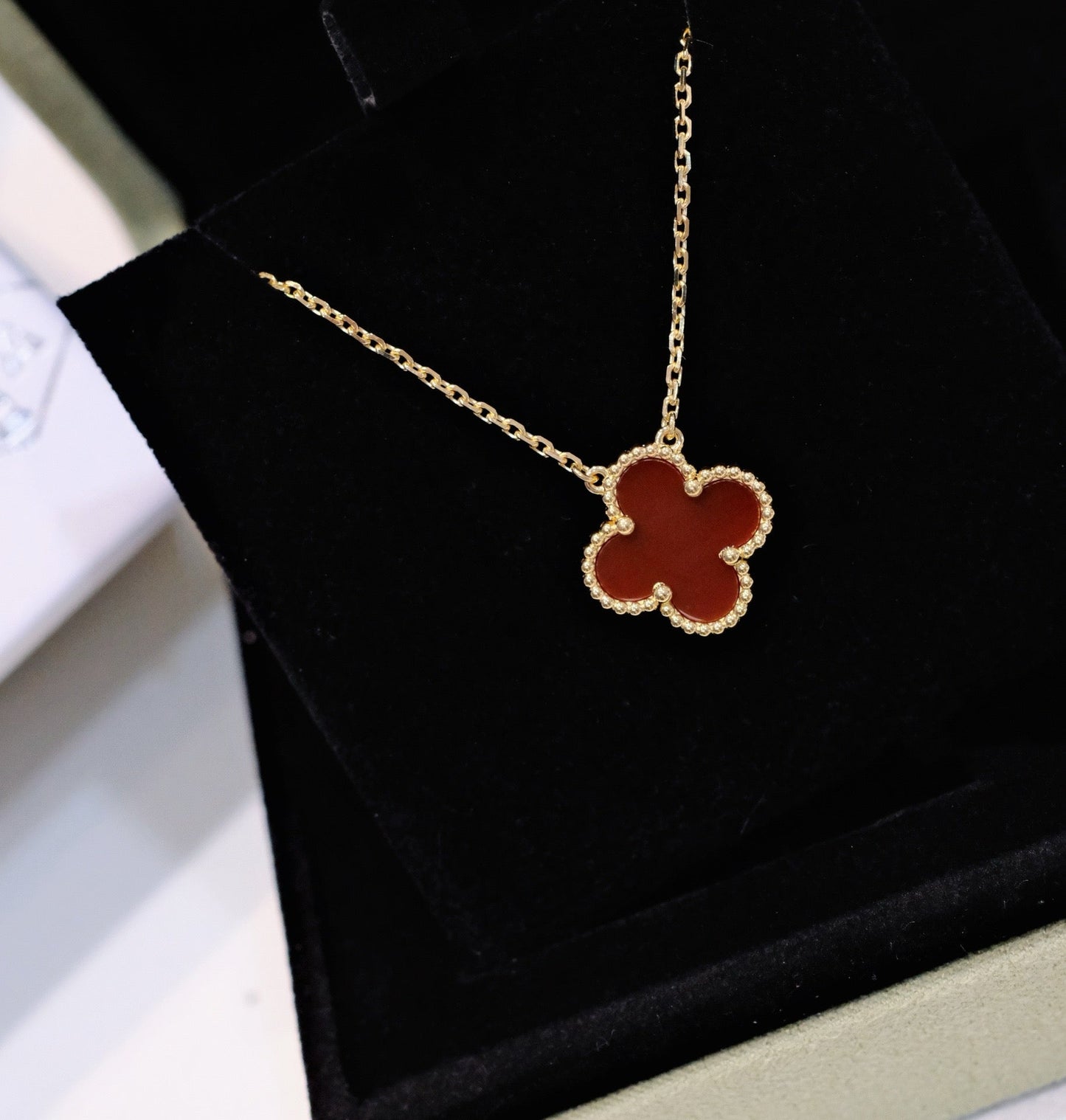 [vivabelle]CLOVER 15MM CARNELIAN SINGLE FLOWER NECKLACE