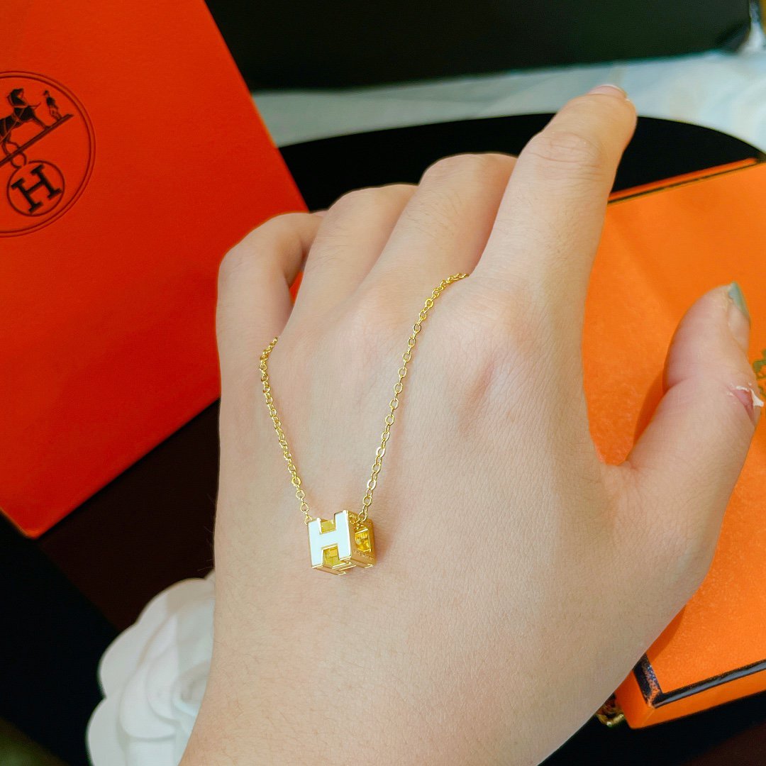 [vivabelle]H WHITE SQUARE GOLD NECKLACE
