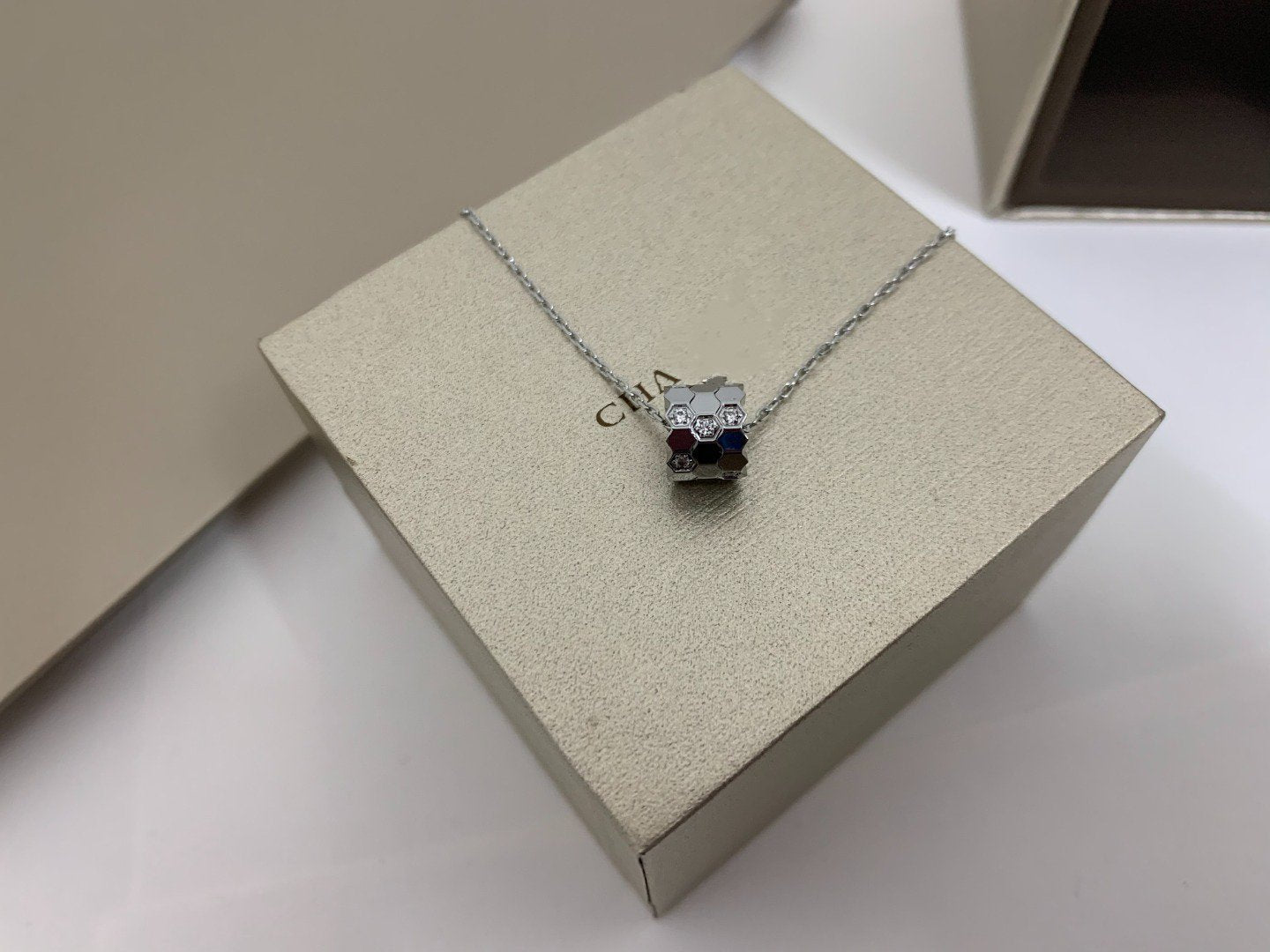 [vivabelle]BEE LOVE DIAMOND NECKLACE