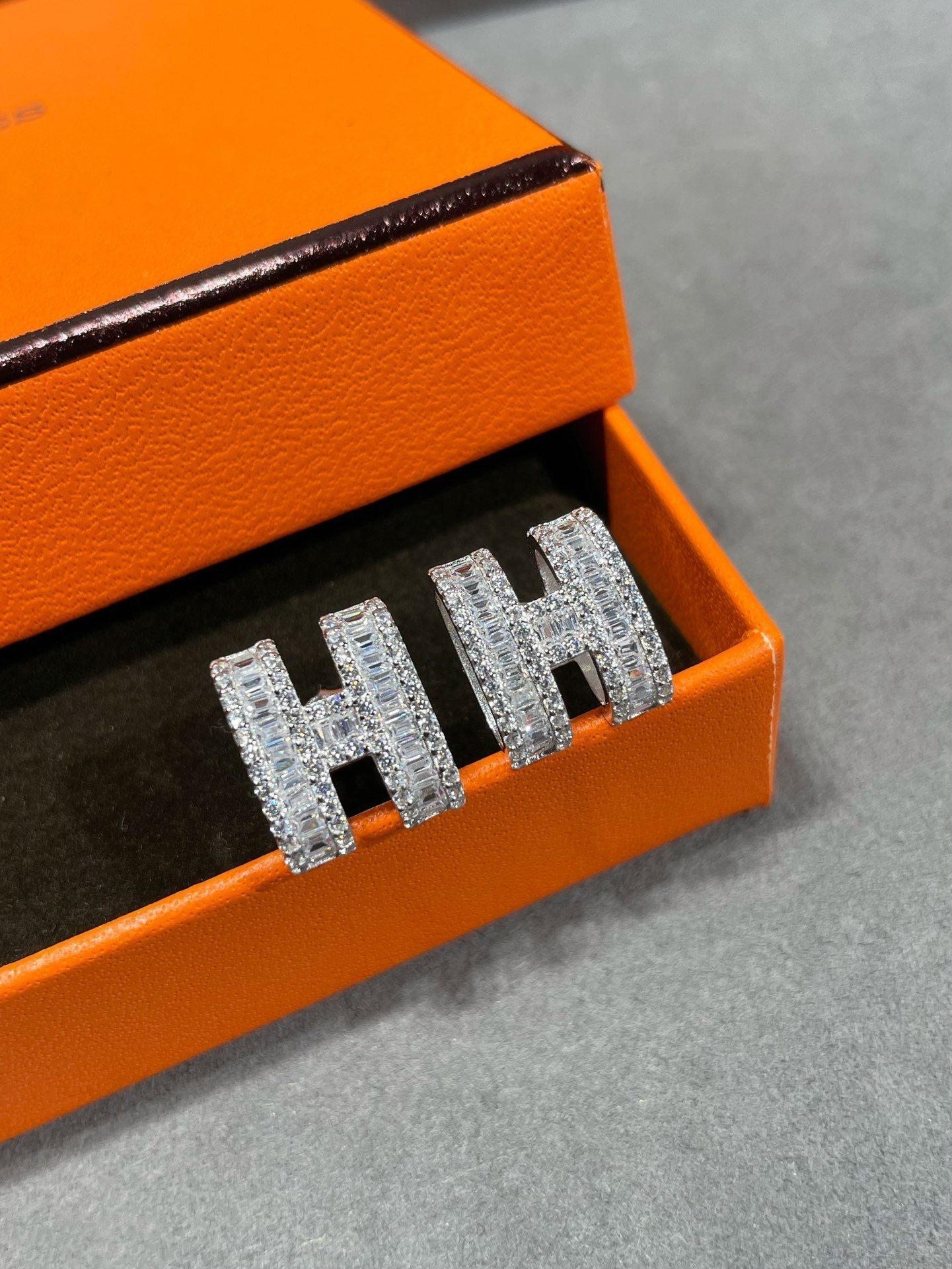 [vivabelle]H STUD EARRINGS WITH SILVER DIAMONDS