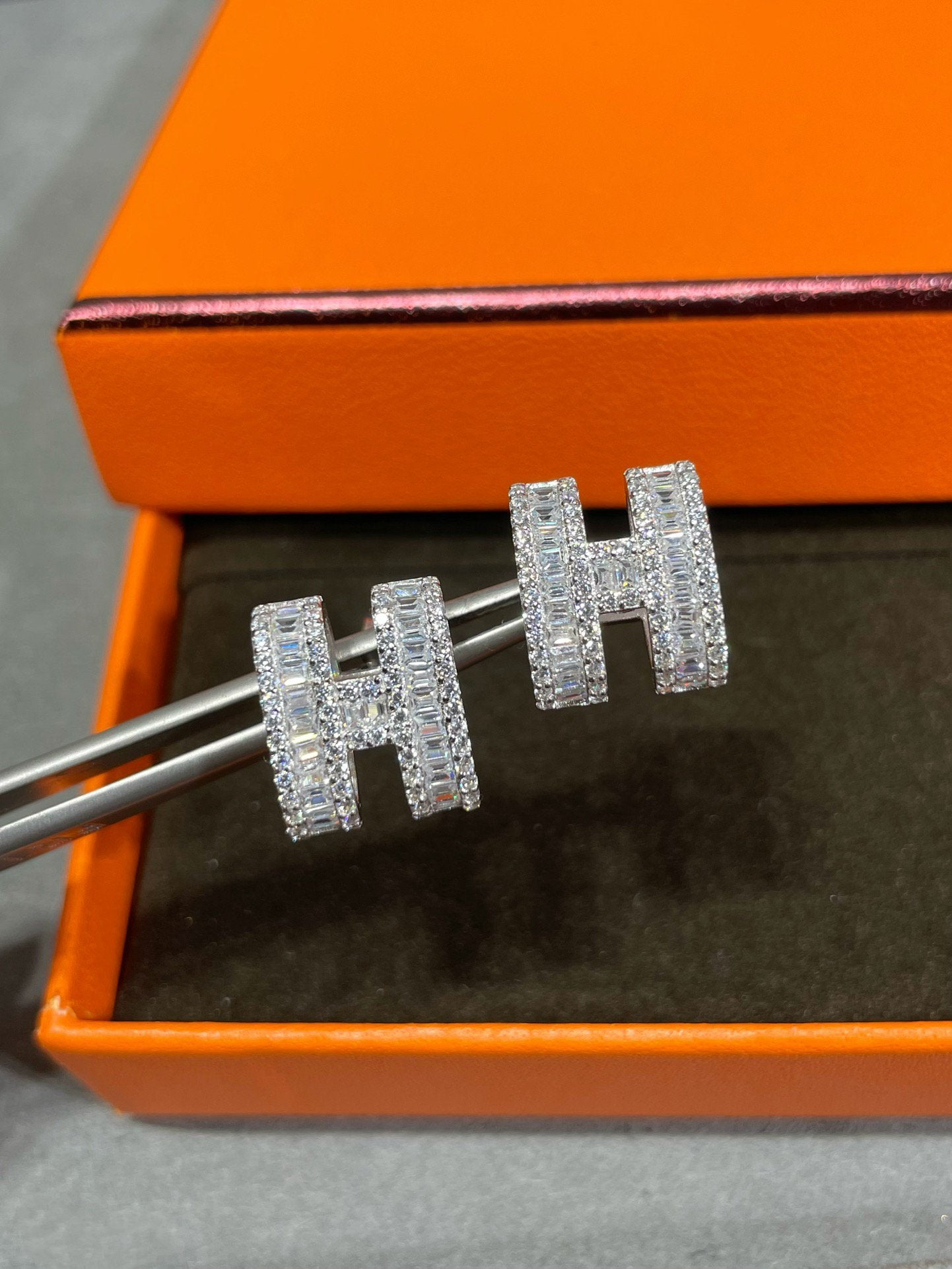 [vivabelle]H STUD EARRINGS WITH SILVER DIAMONDS