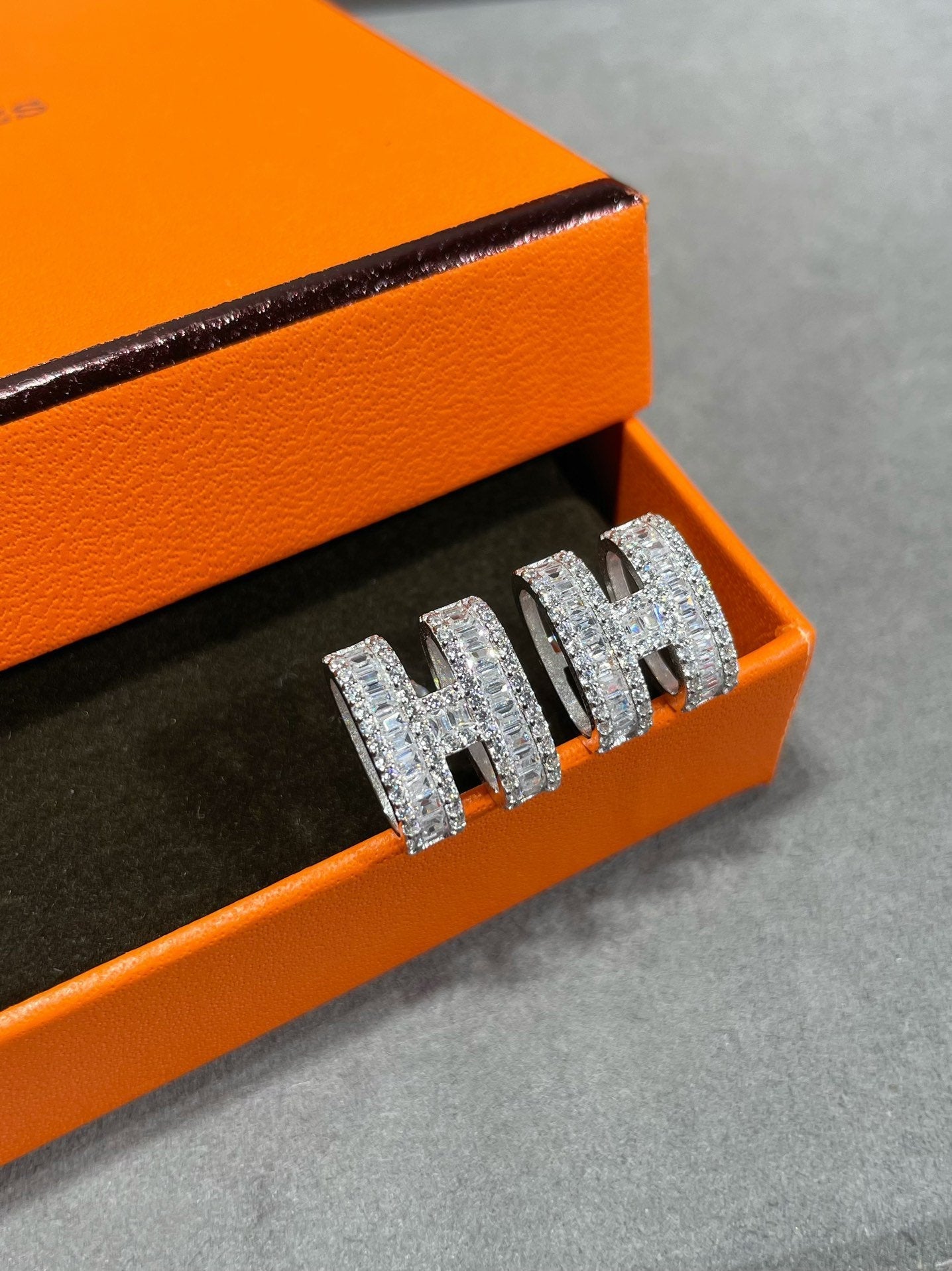 [vivabelle]H STUD EARRINGS WITH SILVER DIAMONDS